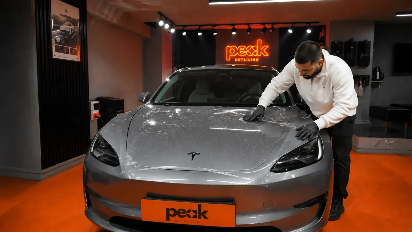 Peak Detailing studyosunda PPF uygulamasi tamamlanmis Ferrari