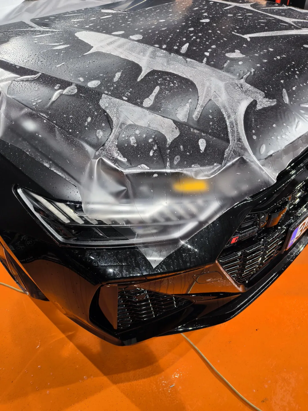 Audi RS6 Avant’ın kaputuna ıslak yöntemle PPF filmi seriliyor — Peak Detailing stüdyo kabini