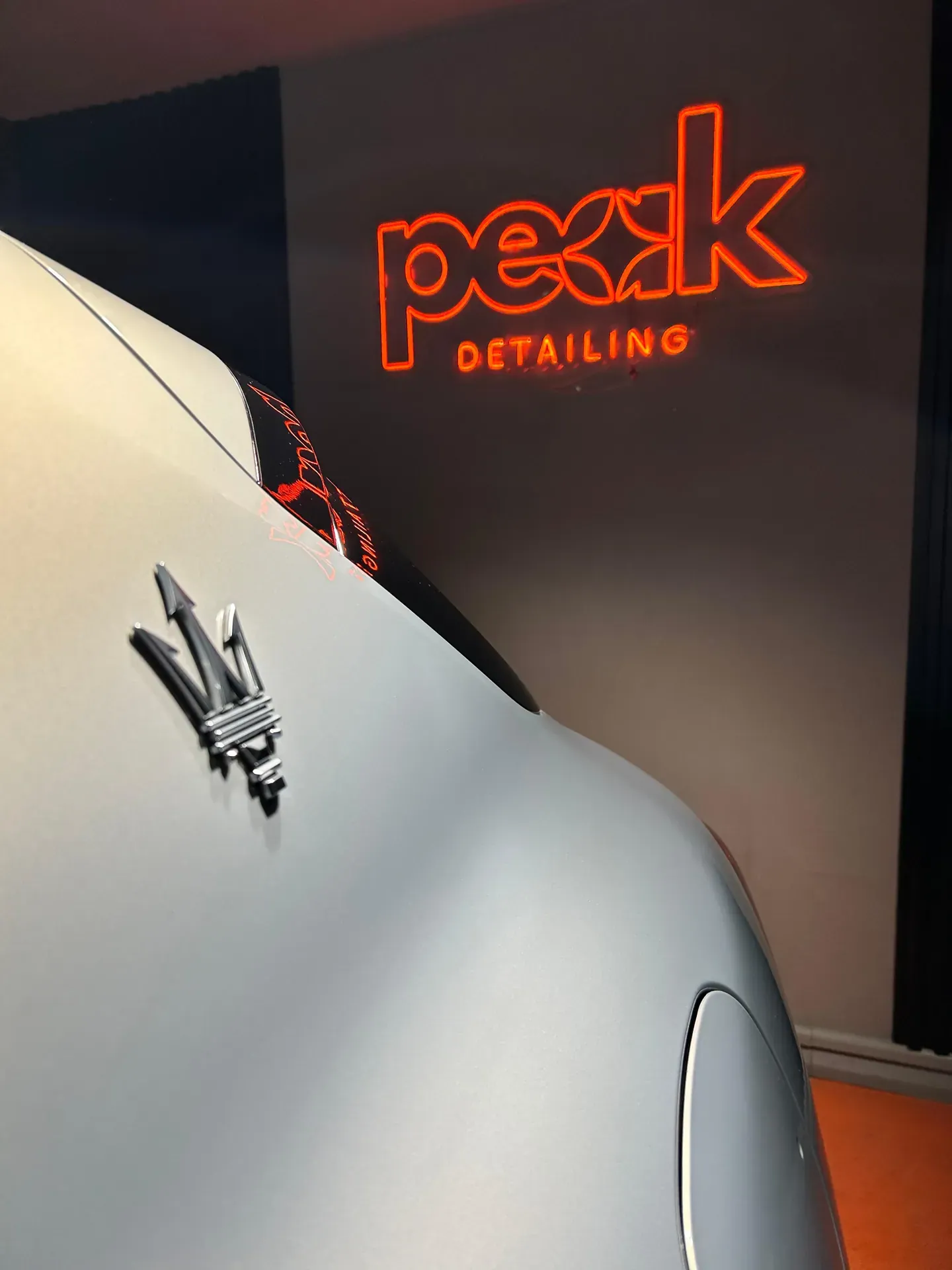 PPF uygulanmış Maserati Grecale’nin arka çamurluk ve marka amblemi detayı, teslim öncesi son kontrolde