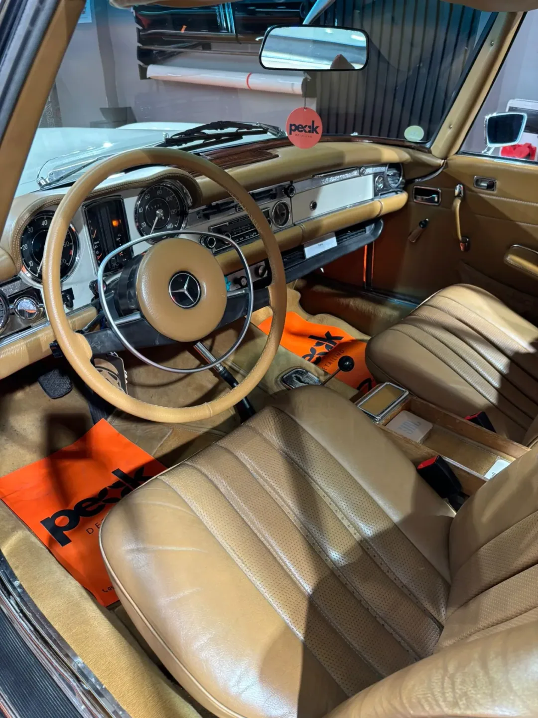 Detaylı iç temizlik sonrası teslime hazır klasik Mercedes-Benz SL 280 kabini, Peak Detailing paspasları serili